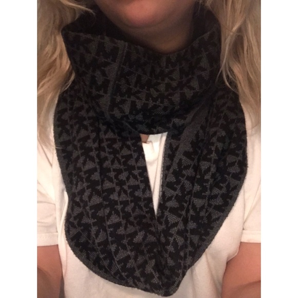 🧣 Infinity Michael Kors scarf 🧣 - Picture 5 of 5